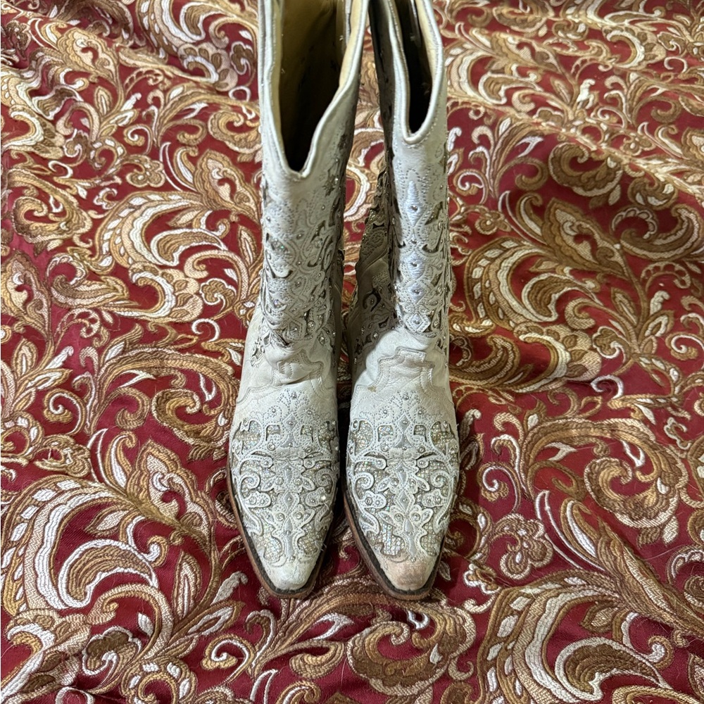 Elegant White Embroidered Women's Corral Boots